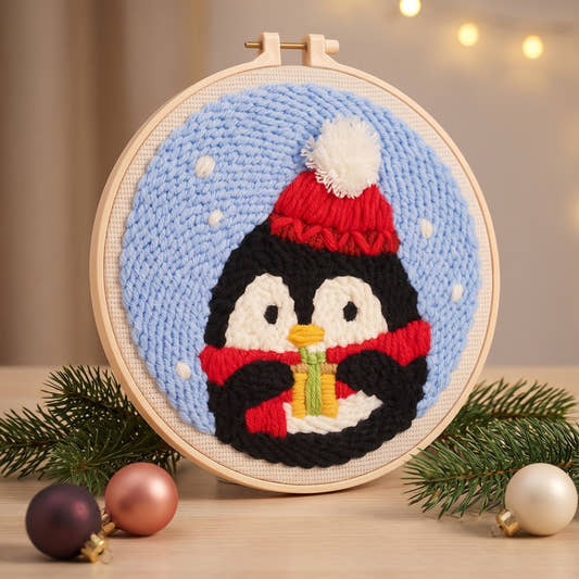 Kit punch needle motif Pingouin au bonnet terminé dans son cerceau en décor de Noël