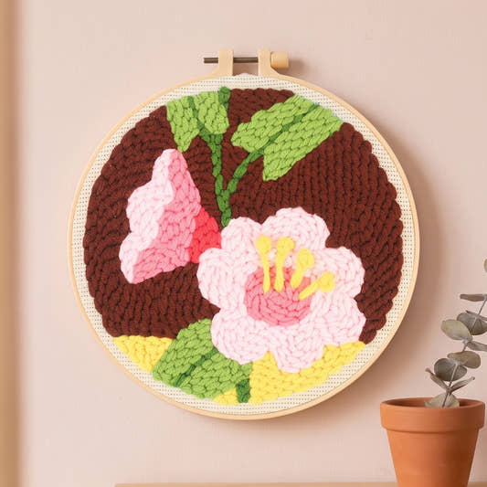 Kit punch needle motif Fleurs roses terminé dans son cerceau, accroché au mur