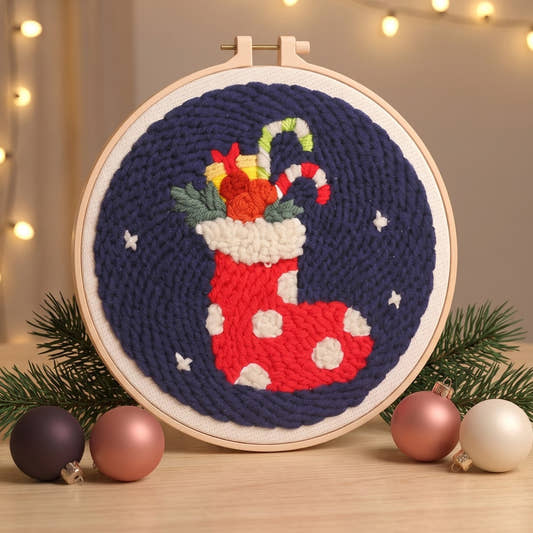 Kit punch needle motif Chaussette de Noël terminé dans son cerceau en décor de Noël