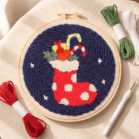 Kit punch needle motif Chaussette de Noël, vue de dessus avec des écheveaux (photo d'ambiance)