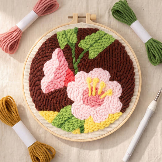 Kit punch needle motif Fleurs roses, vue de dessus avec des écheveaux (photo d'ambiance)