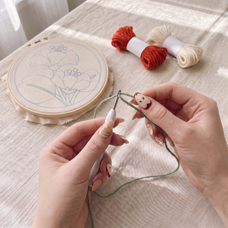 Enfiler le fil dans le stylet punch needle, toile imprimée prête dans son cerceau